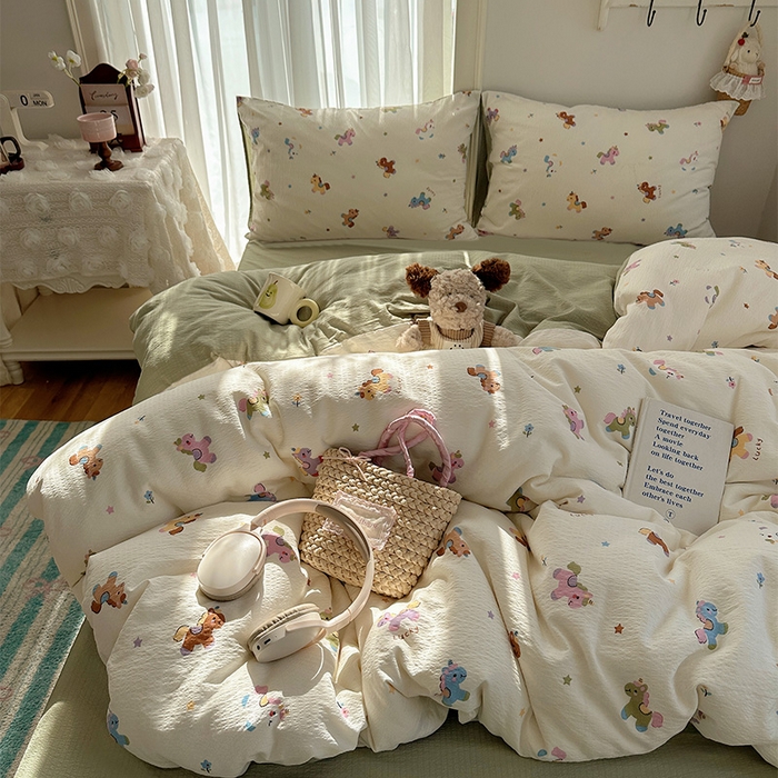 91家纺网 家纺一手货源 找家纺 星禾优选 2025新款全新热款敲可爱的奶呼呼云感双层纱简约四件套系列（提供买家秀） 童年木马