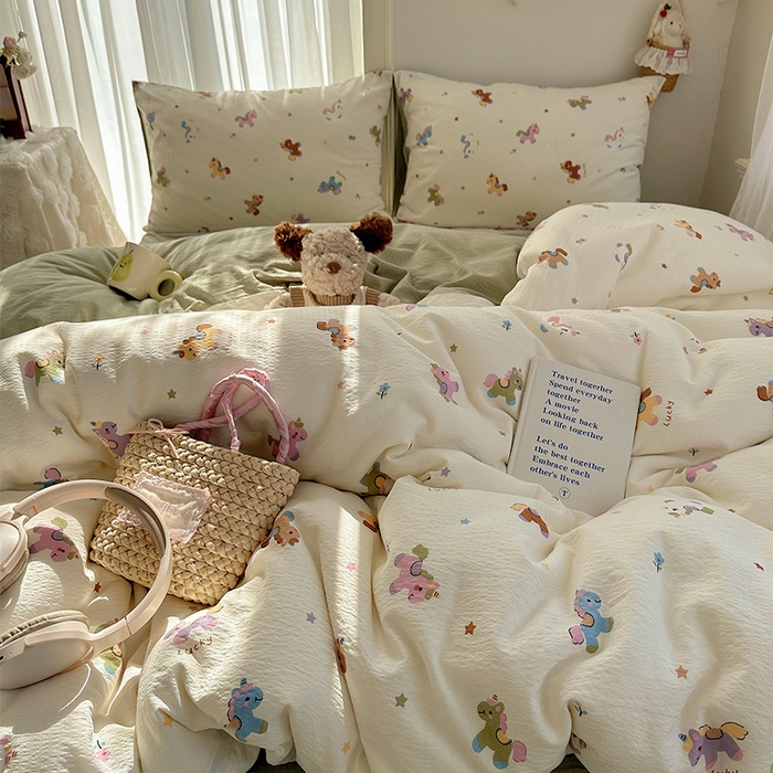 91家纺网 家纺一手货源 找家纺 星禾优选 2025新款全新热款敲可爱的奶呼呼云感双层纱简约四件套系列（提供买家秀） 童年木马