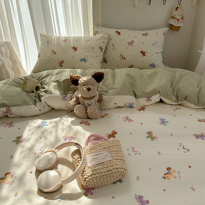 91家纺网 家纺一手货源 找家纺 星禾优选 2025新款全新热款敲可爱的奶呼呼云感双层纱简约四件套系列（提供买家秀） 童年木马