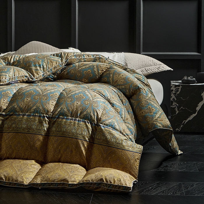 91家纺网 家纺一手货源 找家纺 暖羽屋羽绒馆 2025新款白鹅绒丝被芯  羽绒丝被 羽毛被子 婚庆羽绒被 双人加厚冬被 恒运莱 金-角度二