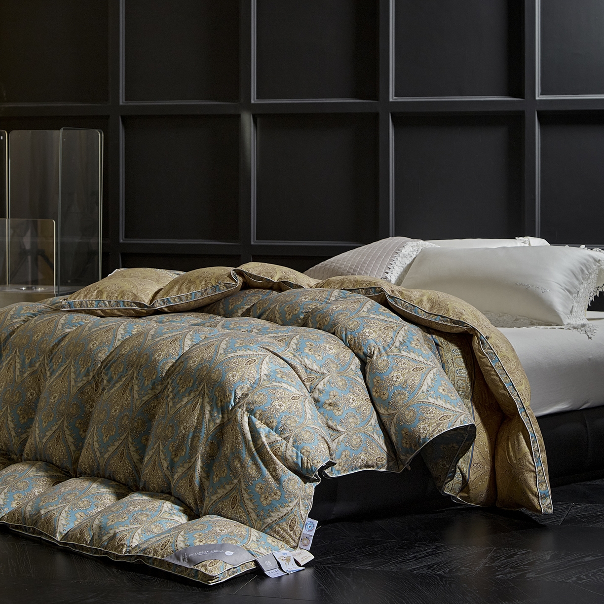 91家纺网 家纺一手货源 找家纺 暖羽屋羽绒馆 2025新款白鹅绒丝被芯  羽绒丝被 羽毛被子 婚庆羽绒被 双人加厚冬被 恒运莱 金-角度一