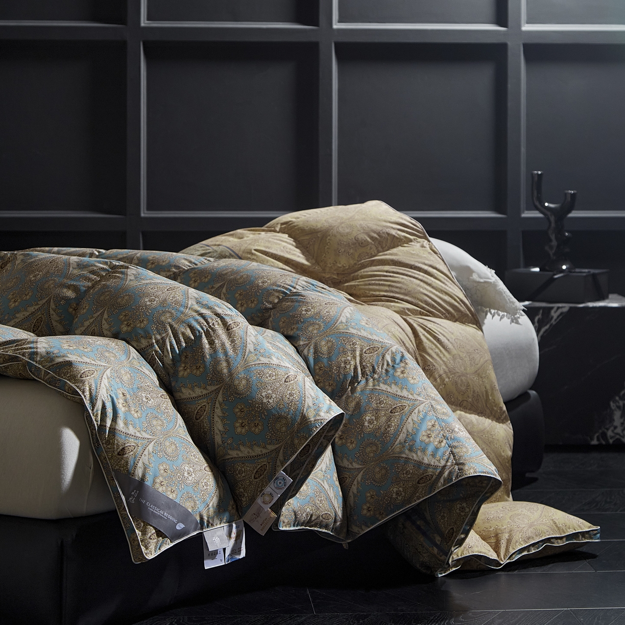 91家纺网 家纺一手货源 找家纺 暖羽屋羽绒馆 2025新款白鹅绒丝被芯  羽绒丝被 羽毛被子 婚庆羽绒被 双人加厚冬被 恒运莱 金-角度一