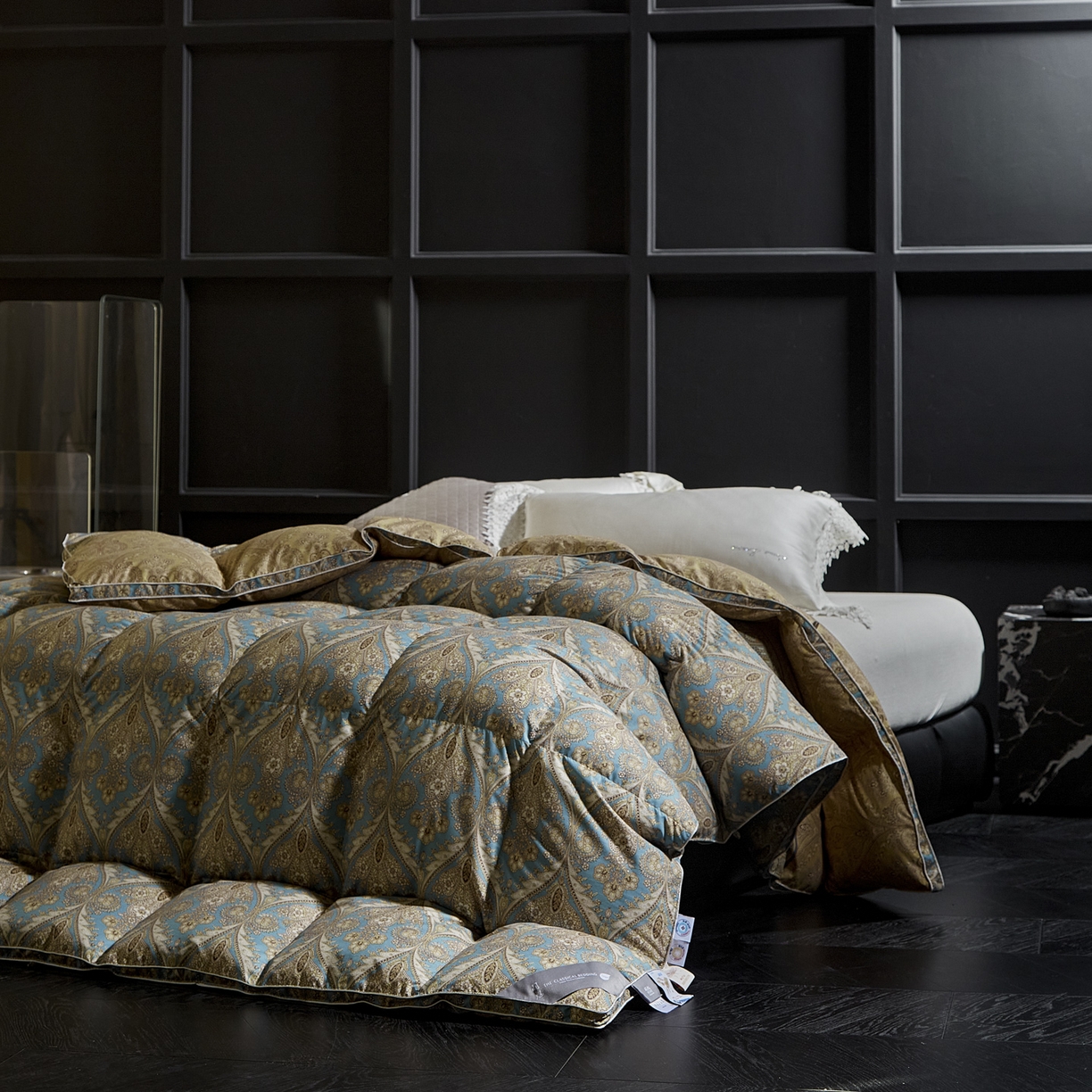 91家纺网 家纺一手货源 找家纺 暖羽屋羽绒馆 2025新款国标95白鹅绒被子 绒子含量95羽绒被芯 双人2米加大冬被 婚庆羽绒被秋冬被 恒运莱 金-角度一