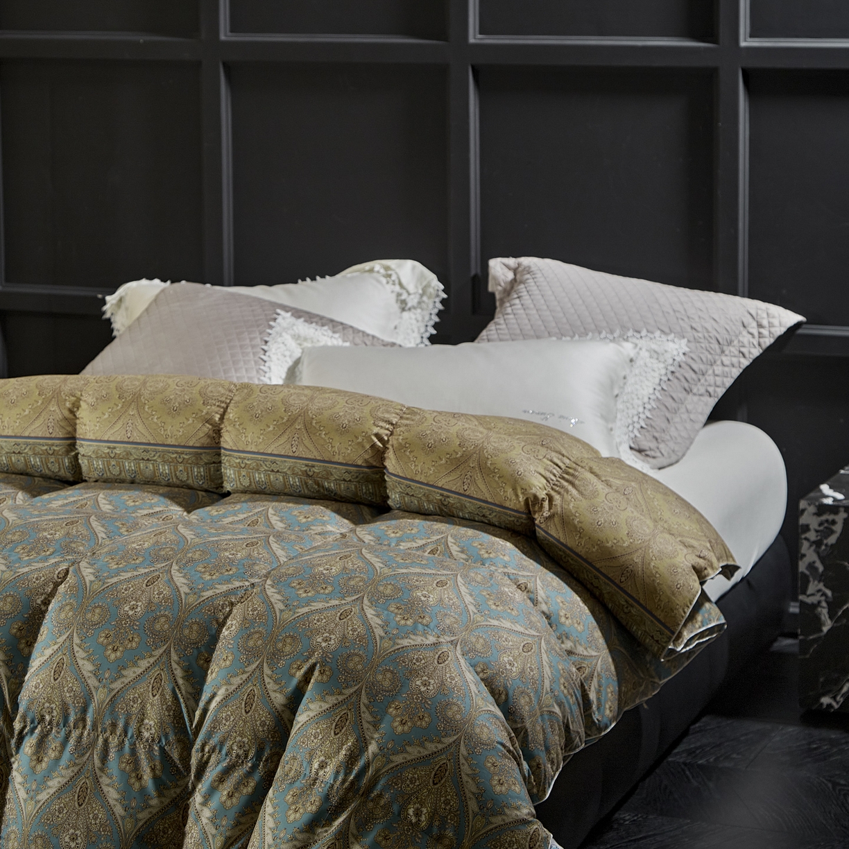 91家纺网 家纺一手货源 找家纺 暖羽屋羽绒馆 2025新款国标95白鹅绒被子 绒子含量95羽绒被芯 双人2米加大冬被 婚庆羽绒被秋冬被 恒运莱 金-角度一