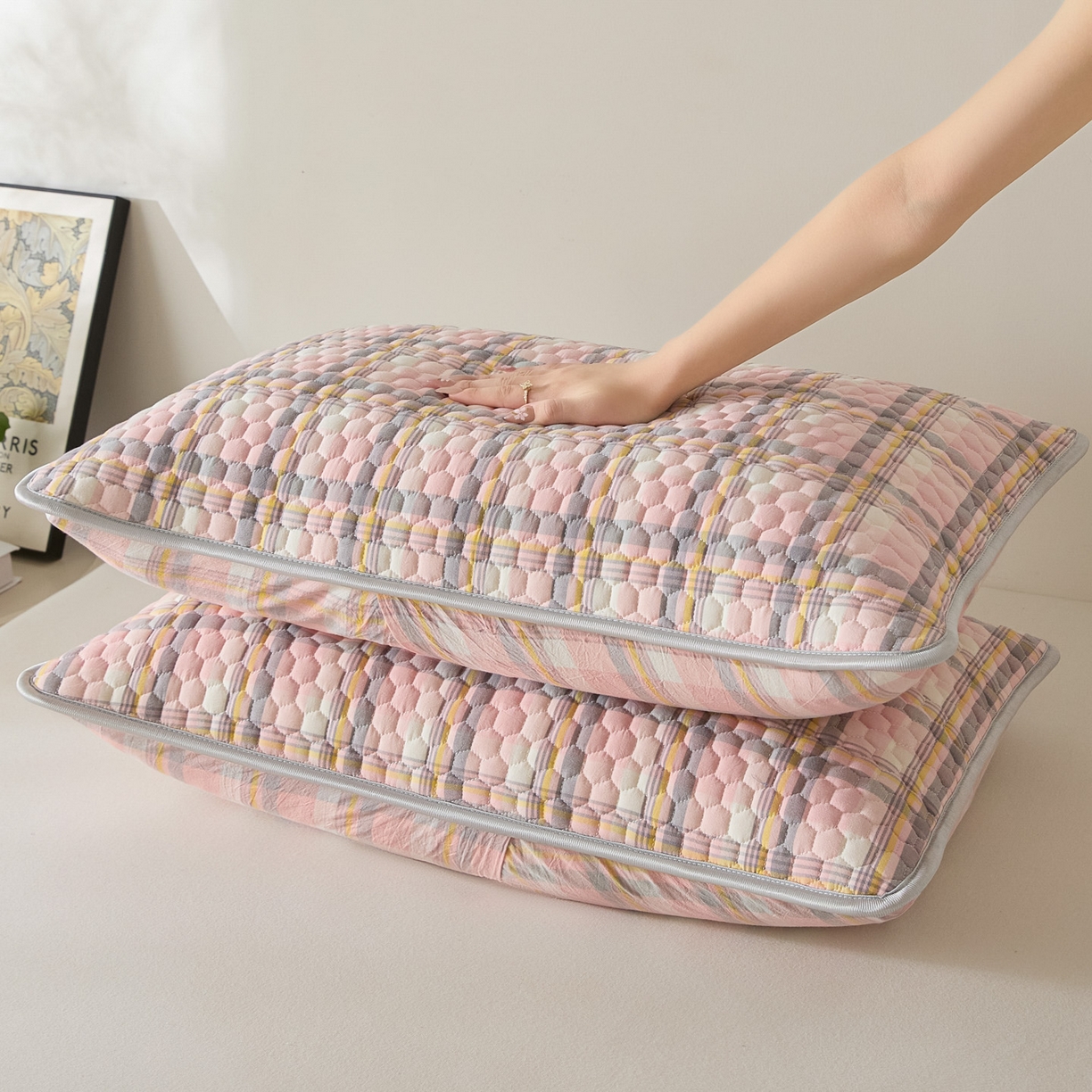 91家纺网 家纺一手货源 找家纺 芬晴家纺 2025新款全棉色织棉花枕套 清风-粉