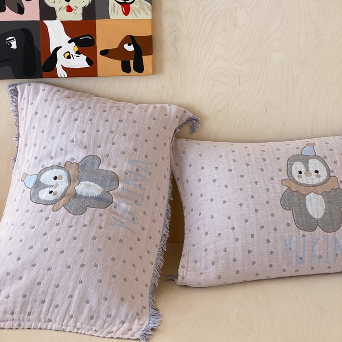 91家纺网 家纺一手货源 找家纺 麻依 2025新款全棉四层纱布软萌流苏枕巾 波点企鹅