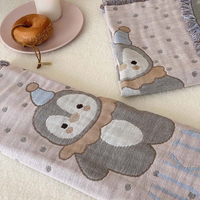 91家纺网 家纺一手货源 找家纺 麻依 2025新款全棉四层纱布软萌流苏枕巾 波点企鹅