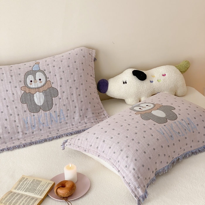 91家纺网 家纺一手货源 找家纺 麻依 2025新款全棉四层纱布软萌流苏枕巾 波点企鹅