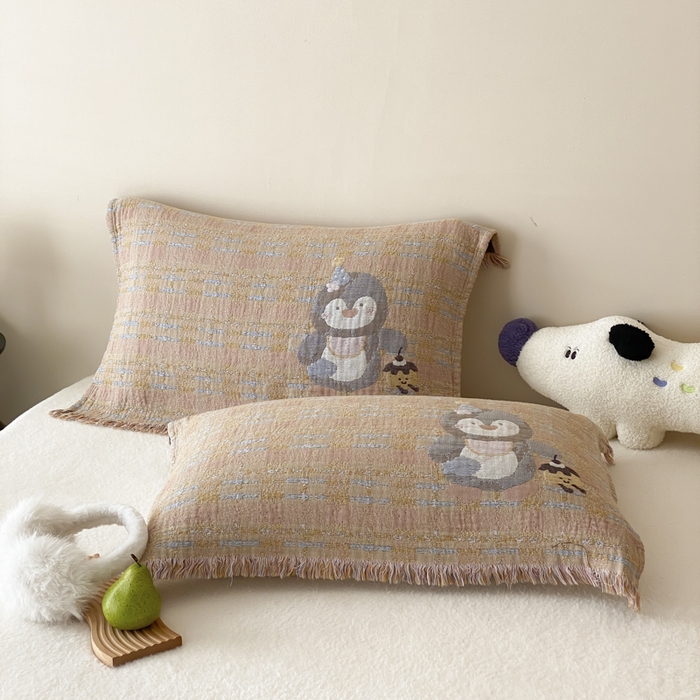 91家纺网 家纺一手货源 找家纺 麻依 2025新款全棉四层纱布软萌流苏枕巾 蛋糕企鹅