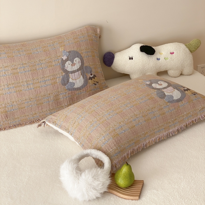 91家纺网 家纺一手货源 找家纺 麻依 2025新款全棉四层纱布软萌流苏枕巾 蛋糕企鹅