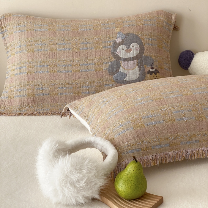 91家纺网 家纺一手货源 找家纺 麻依 2025新款全棉四层纱布软萌流苏枕巾 蛋糕企鹅