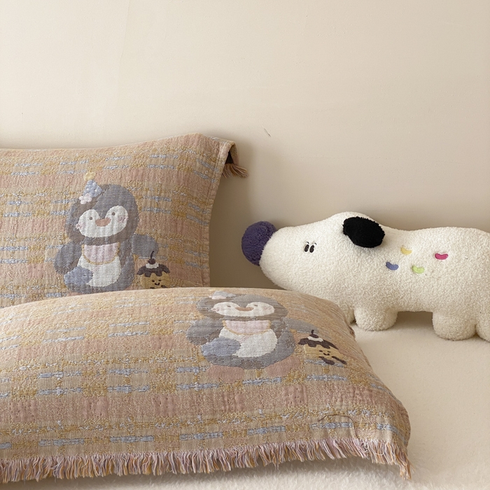 91家纺网 家纺一手货源 找家纺 麻依 2025新款全棉四层纱布软萌流苏枕巾 蛋糕企鹅