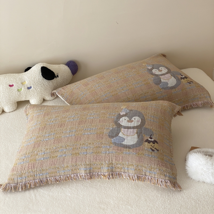 91家纺网 家纺一手货源 找家纺 麻依 2025新款全棉四层纱布软萌流苏枕巾 蛋糕企鹅