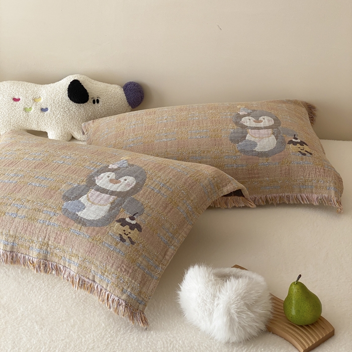 91家纺网 家纺一手货源 找家纺 麻依 2025新款全棉四层纱布软萌流苏枕巾 蛋糕企鹅