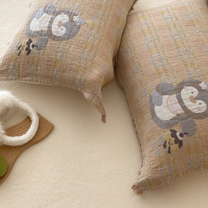 91家纺网 家纺一手货源 找家纺 麻依 2025新款全棉四层纱布软萌流苏枕巾 蛋糕企鹅