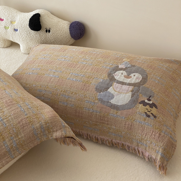 91家纺网 家纺一手货源 找家纺 麻依 2025新款全棉四层纱布软萌流苏枕巾 蛋糕企鹅