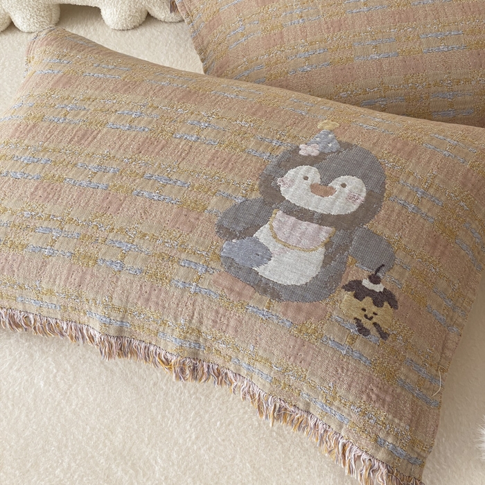 91家纺网 家纺一手货源 找家纺 麻依 2025新款全棉四层纱布软萌流苏枕巾 蛋糕企鹅