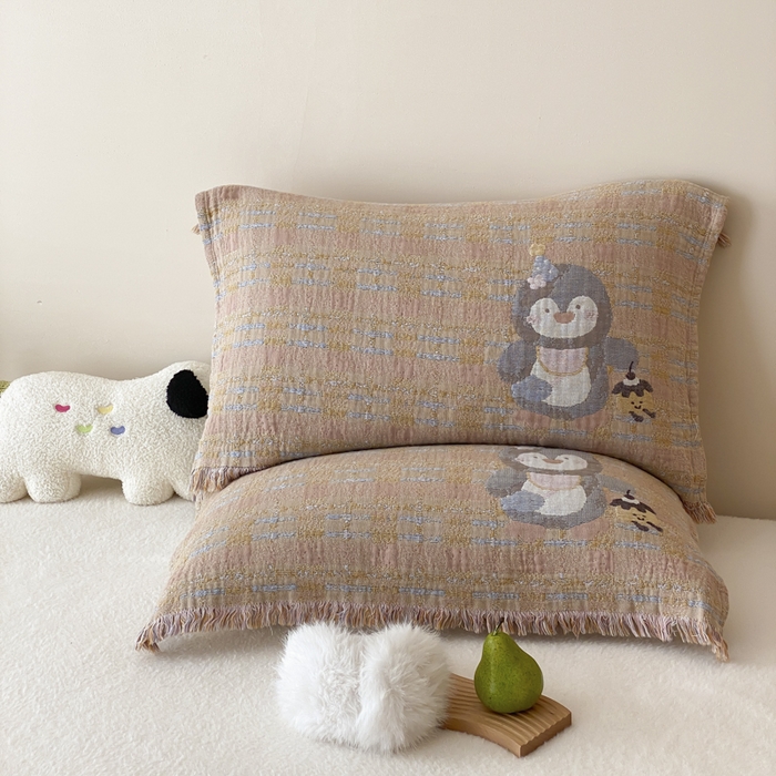 91家纺网 家纺一手货源 找家纺 麻依 2025新款全棉四层纱布软萌流苏枕巾 蛋糕企鹅