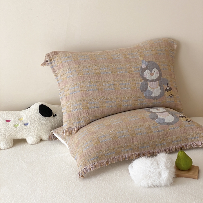 91家纺网 家纺一手货源 找家纺 麻依 2025新款全棉四层纱布软萌流苏枕巾 蛋糕企鹅