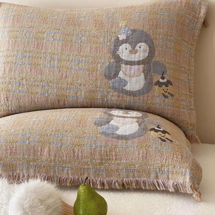 91家纺网 家纺一手货源 找家纺 麻依 2025新款全棉四层纱布软萌流苏枕巾 蛋糕企鹅