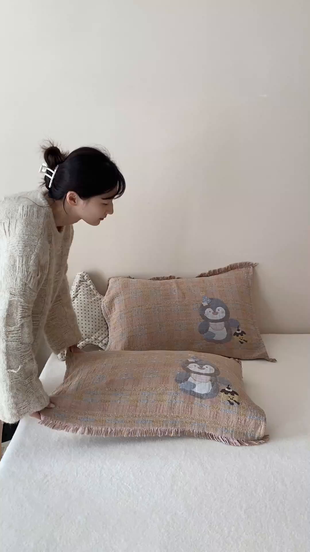 91家纺网 家纺一手货源 找家纺 麻依 2025新款全棉四层纱布软萌流苏枕巾 蛋糕企鹅