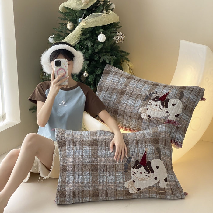 91家纺网 家纺一手货源 找家纺 麻依 2025新款全棉四层纱布软萌流苏枕巾 调皮小猫