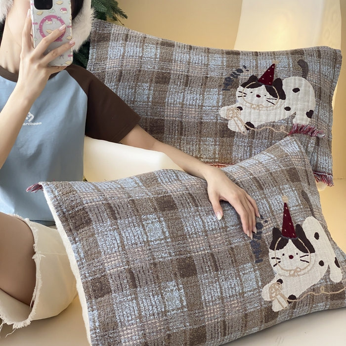 91家纺网 家纺一手货源 找家纺 麻依 2025新款全棉四层纱布软萌流苏枕巾 调皮小猫