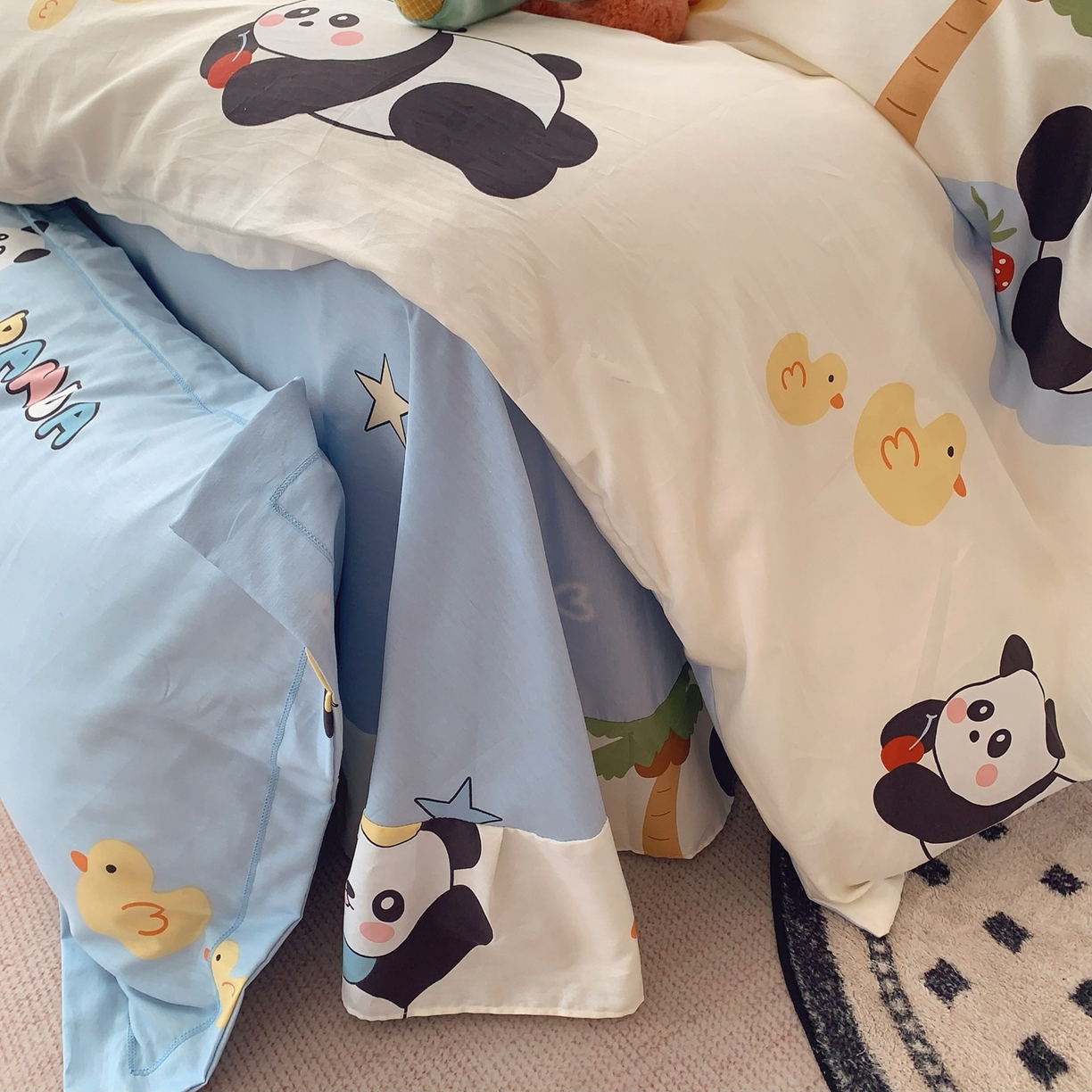 91家纺网 家纺一手货源 找家纺 莱豫家纺 2026新款全棉纯棉小清新印花四件套-第一波 快乐熊猫蓝