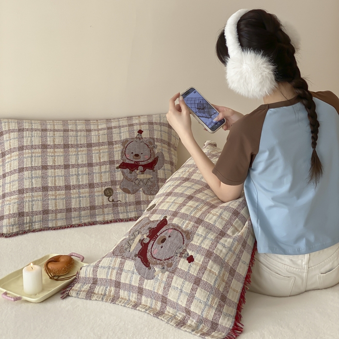 91家纺网 家纺一手货源 找家纺 麻依 2025新款全棉四层纱布软萌流苏枕巾 锣鼓小熊