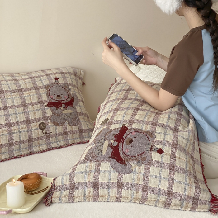 91家纺网 家纺一手货源 找家纺 麻依 2025新款全棉四层纱布软萌流苏枕巾 锣鼓小熊