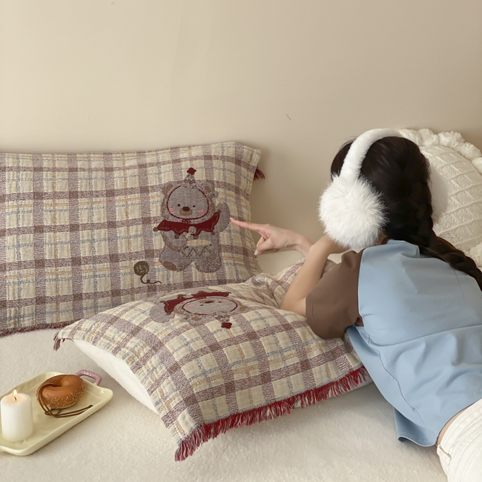 91家纺网 家纺一手货源 找家纺 麻依 2025新款全棉四层纱布软萌流苏枕巾 锣鼓小熊