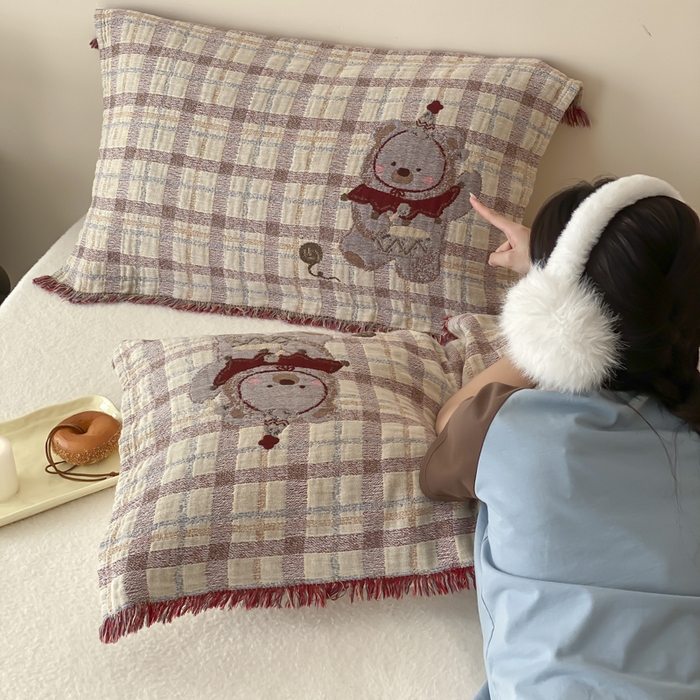 91家纺网 家纺一手货源 找家纺 麻依 2025新款全棉四层纱布软萌流苏枕巾 锣鼓小熊