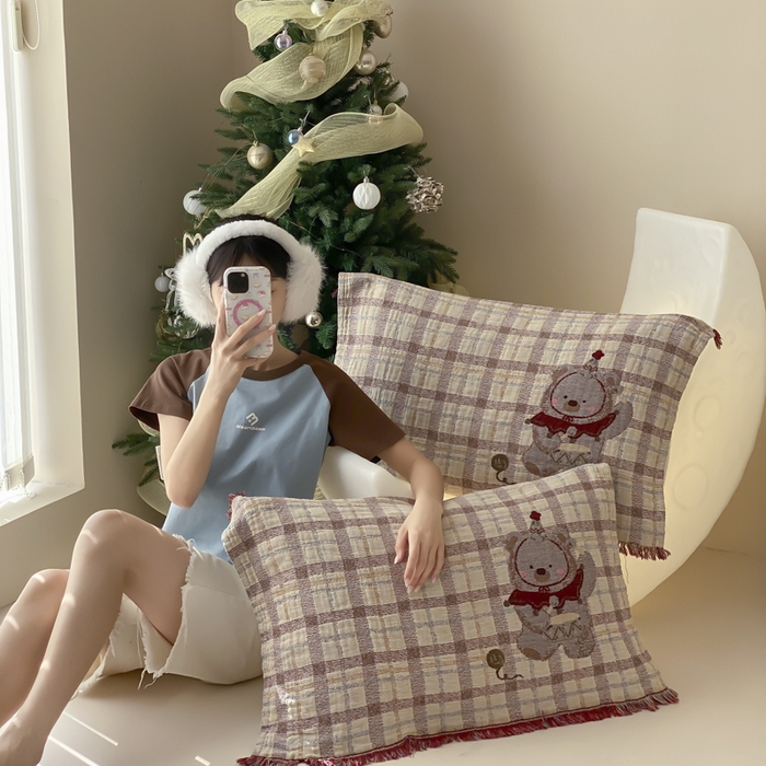 91家纺网 家纺一手货源 找家纺 麻依 2025新款全棉四层纱布软萌流苏枕巾 锣鼓小熊