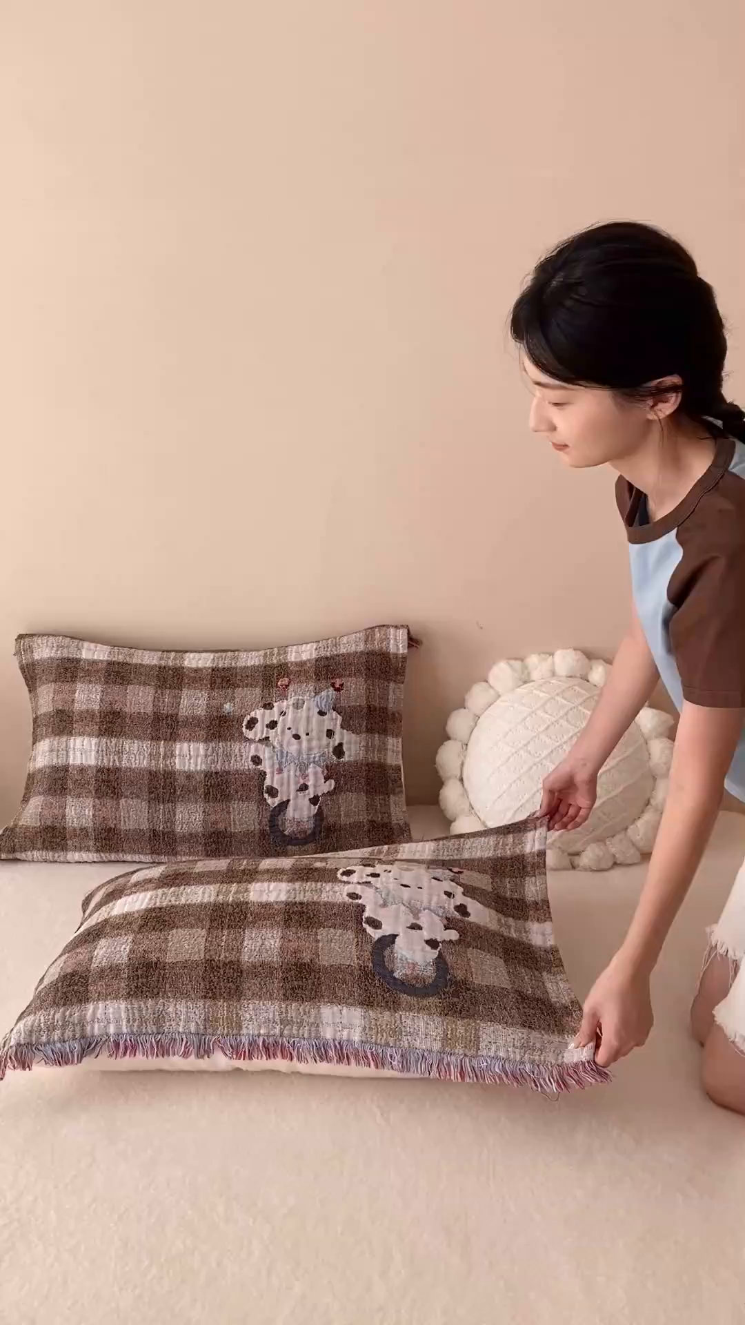 91家纺网 家纺一手货源 找家纺 麻依 2025新款全棉四层纱布软萌流苏枕巾 杂技小狗