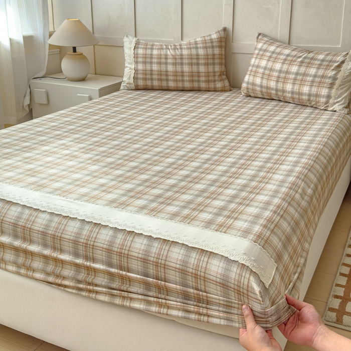 91家纺网 家纺一手货源 找家纺 富阿娜家纺 2026年新款小布袋简约复古花边床笠三件套 焦糖格纹