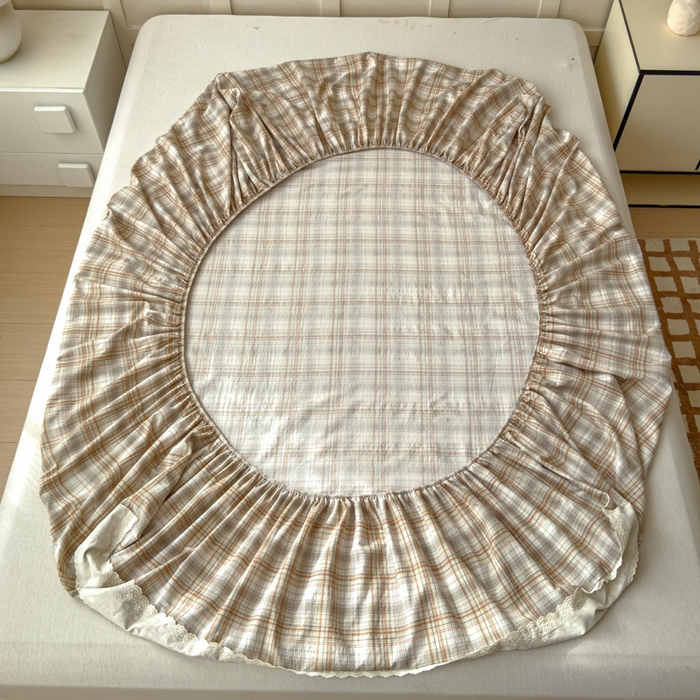 91家纺网 家纺一手货源 找家纺 富阿娜家纺 2026年新款小布袋简约复古花边床笠三件套 焦糖格纹