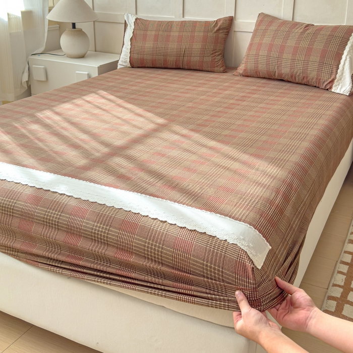 91家纺网 家纺一手货源 找家纺 富阿娜家纺 2026年新款小布袋简约复古花边床笠三件套 赤淘暖格