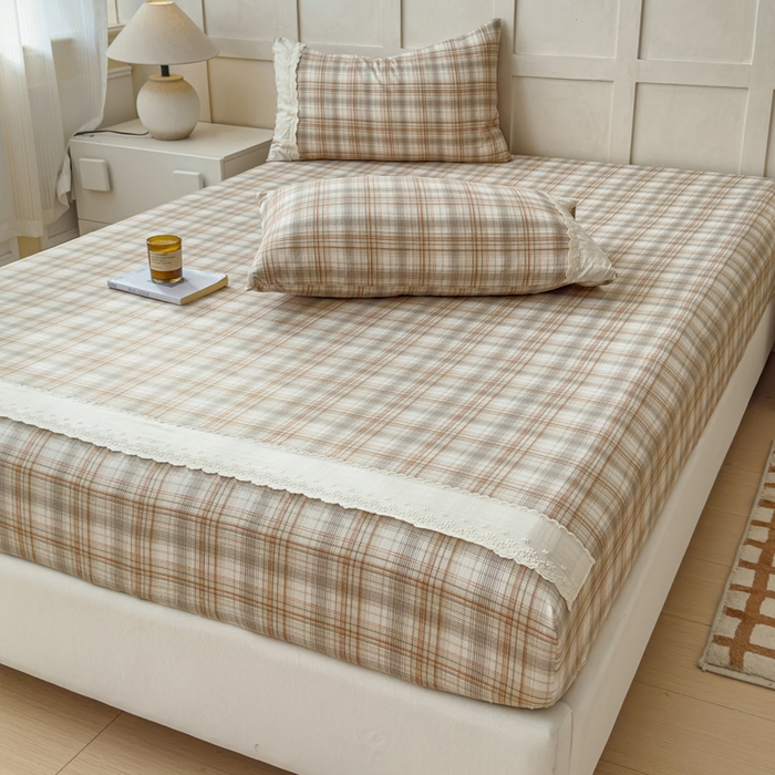 91家纺网 家纺一手货源 找家纺 富阿娜家纺 2026年新款小布袋简约复古花边床笠三件套 焦糖格纹