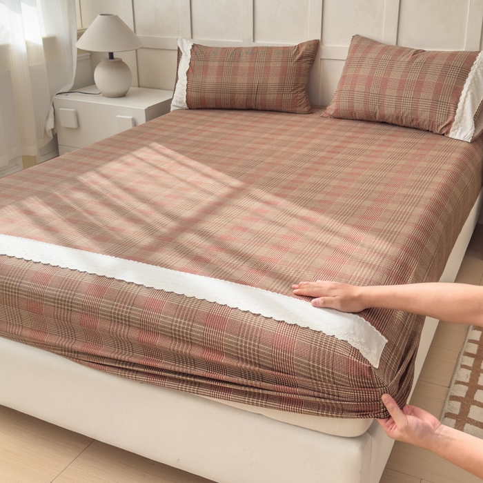 91家纺网 家纺一手货源 找家纺 富阿娜家纺 2026年新款小布袋简约复古花边床笠三件套 赤淘暖格