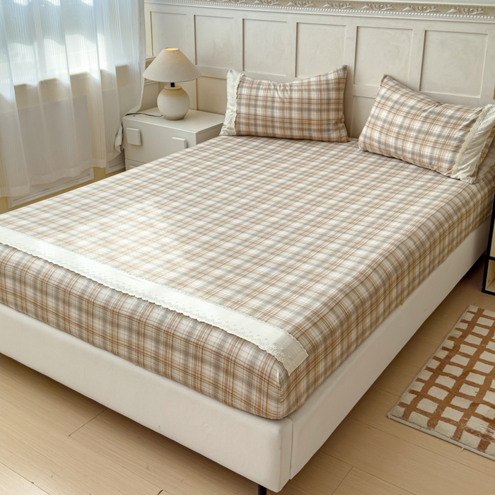 91家纺网 家纺一手货源 找家纺 富阿娜家纺 2026年新款小布袋简约复古花边床笠三件套 焦糖格纹