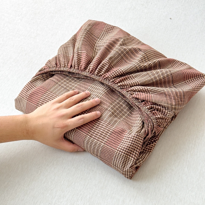 91家纺网 家纺一手货源 找家纺 富阿娜家纺 2026年新款小布袋简约复古花边床笠三件套 赤淘暖格