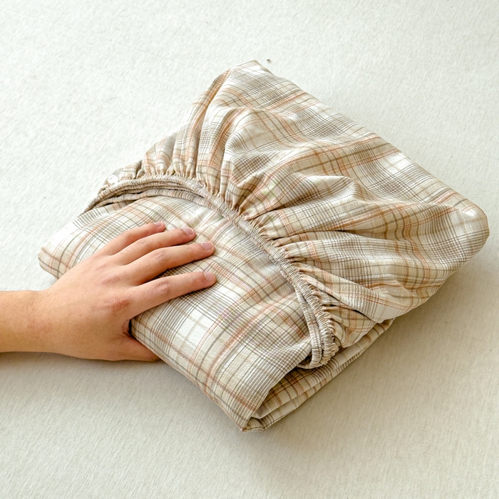 91家纺网 家纺一手货源 找家纺 富阿娜家纺 2026年新款小布袋简约复古花边床笠三件套 焦糖格纹