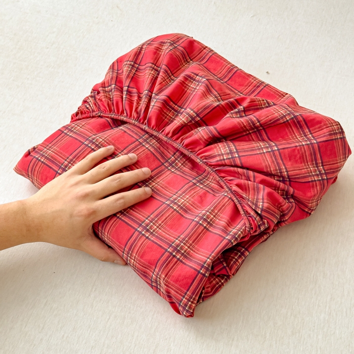 91家纺网 家纺一手货源 找家纺 富阿娜家纺 2026年新款小布袋简约复古花边床笠三件套 朱砂红格