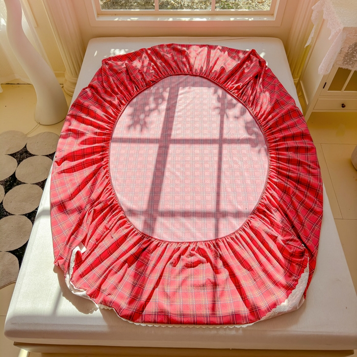 91家纺网 家纺一手货源 找家纺 富阿娜家纺 2026年新款小布袋简约复古花边床笠三件套 朱砂红格