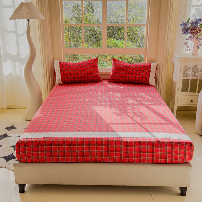 91家纺网 家纺一手货源 找家纺 富阿娜家纺 2026年新款小布袋简约复古花边床笠三件套 朱砂红格