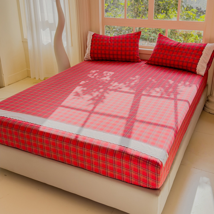 91家纺网 家纺一手货源 找家纺 富阿娜家纺 2026年新款小布袋简约复古花边床笠三件套 朱砂红格