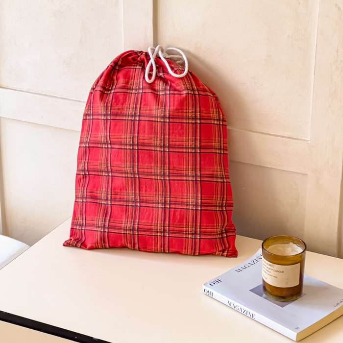 91家纺网 家纺一手货源 找家纺 富阿娜家纺 2026年新款小布袋简约复古花边床笠三件套 朱砂红格