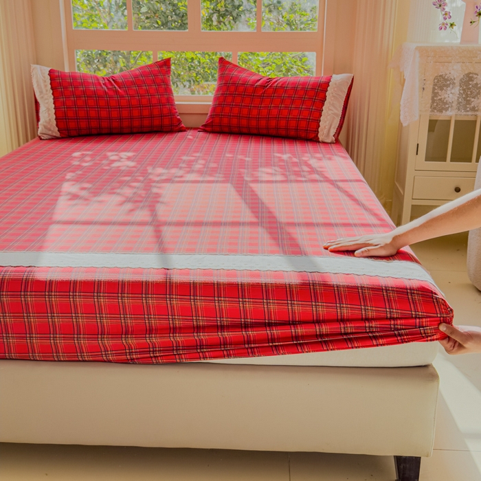 91家纺网 家纺一手货源 找家纺 富阿娜家纺 2026年新款小布袋简约复古花边床笠三件套 朱砂红格