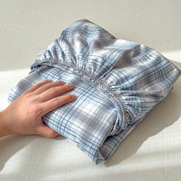 91家纺网 家纺一手货源 找家纺 富阿娜家纺 2026年新款小布袋简约复古花边床笠三件套 雾蓝格序