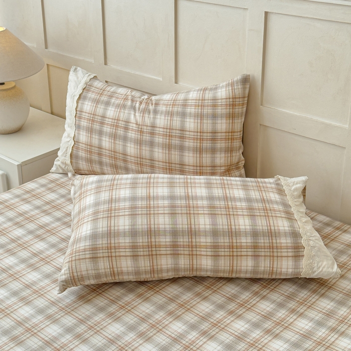 91家纺网 家纺一手货源 找家纺 富阿娜家纺 2026年新款小布袋简约复古花边床笠三件套 焦糖格纹